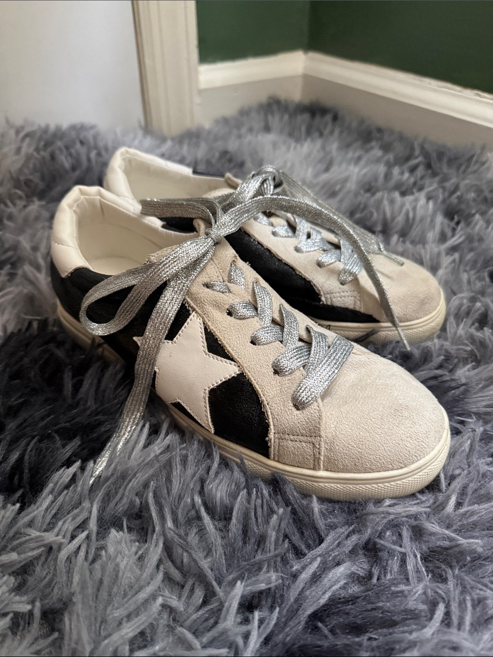 Nature Breeze Black and White Star Accent Casual Sneakers